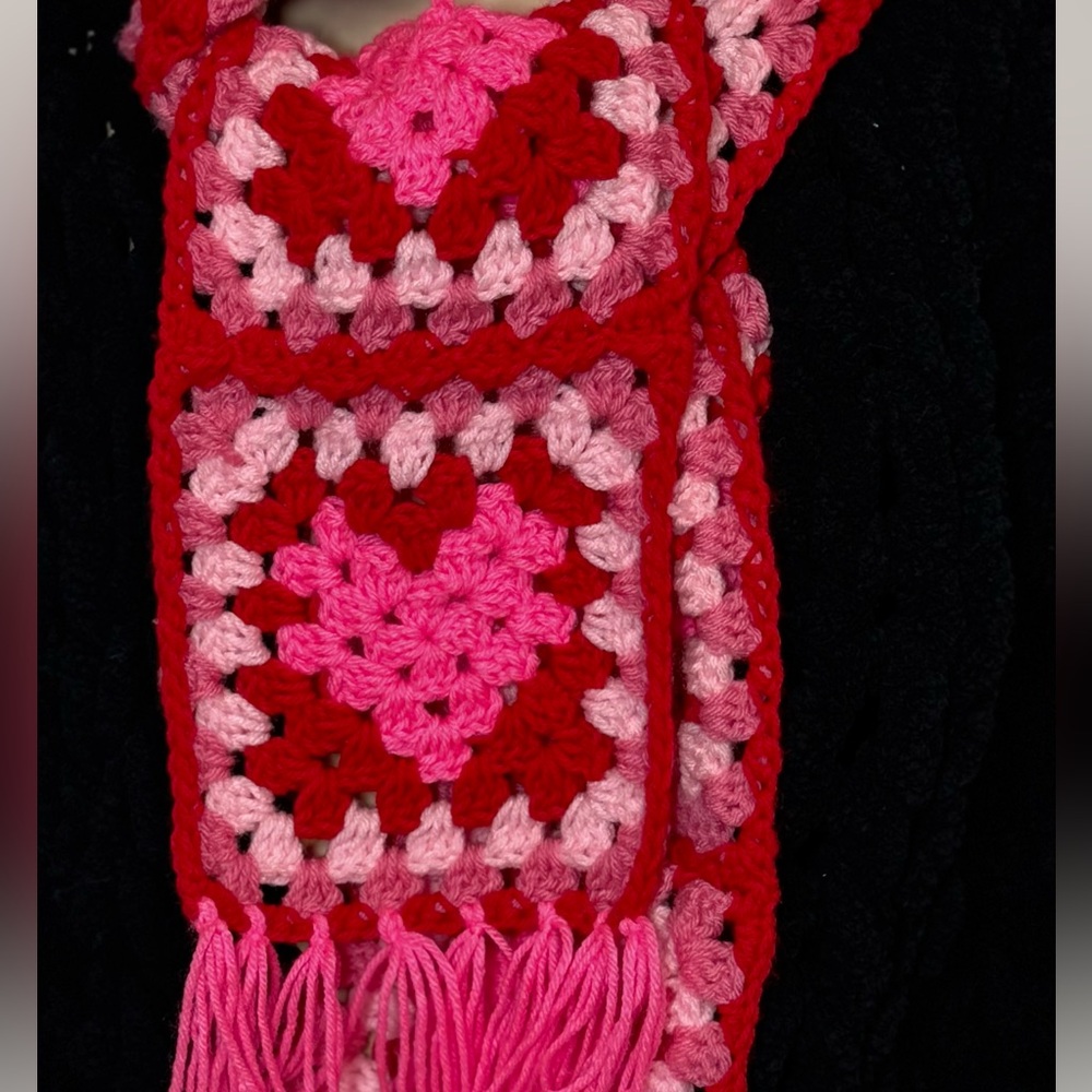 Crochet heart hooded scarf - Picture 5 of 5